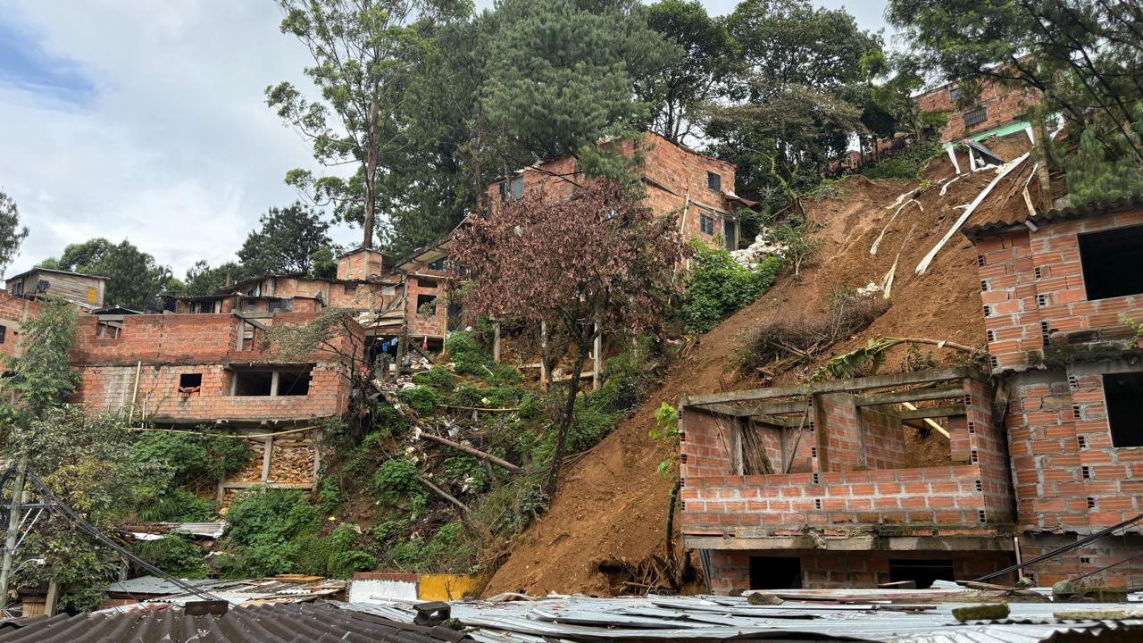 Imagen demolición de estructuras en Villatina (5)