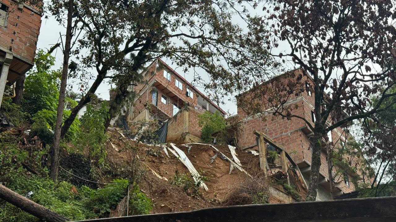 Imagen demolición de estructuras en Villatina (6)