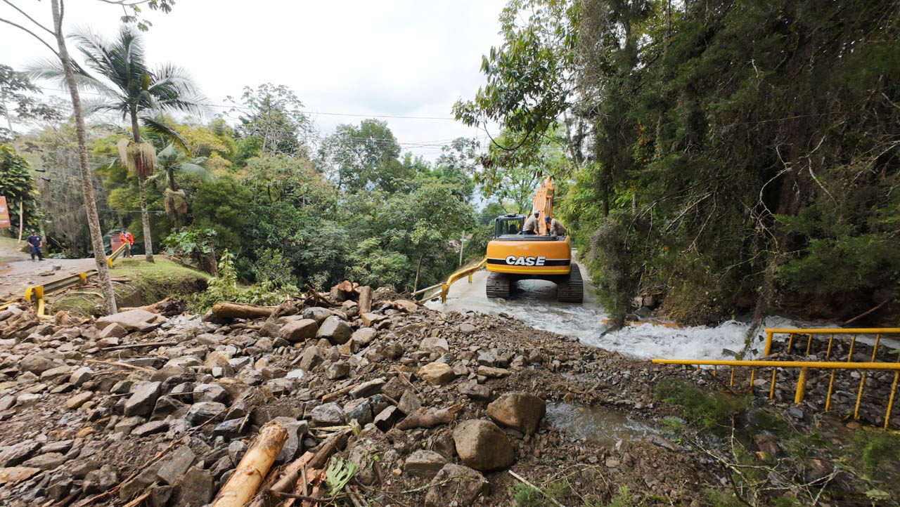 Imagen reparaciones en la vía por emergencias por la lluvia