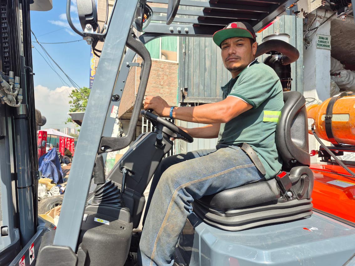 El montacargas funciona con gas, transporta hasta tres toneladas y puede levantar sus brazos a una altura de seis metros. Lo conduce el barranquillero Andry Mavare.