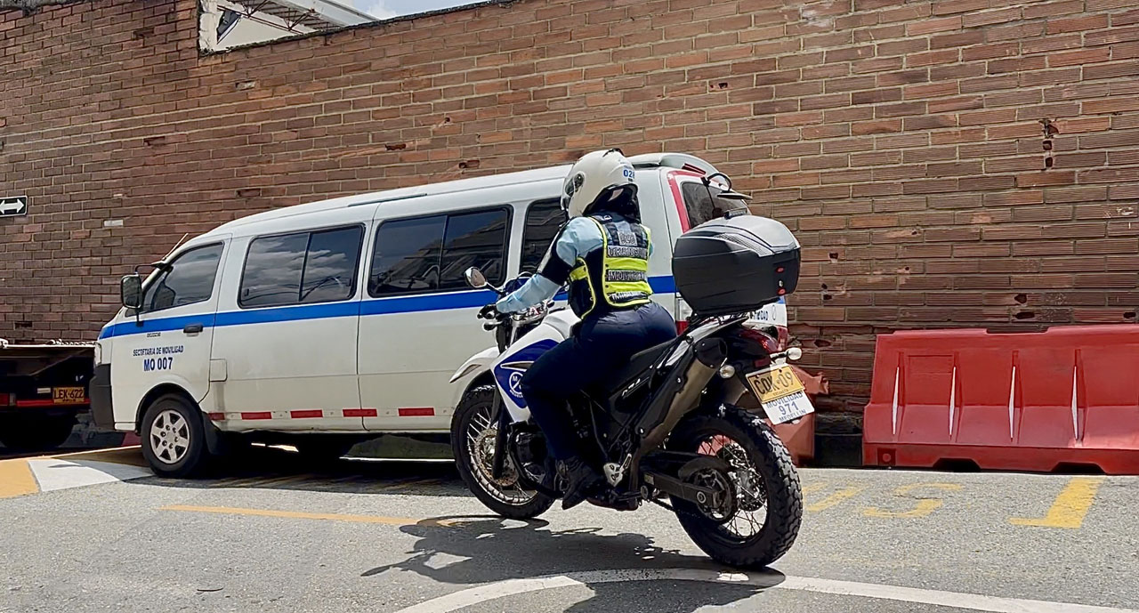 FOTO 2 Catalina Mejía agente de tránsito