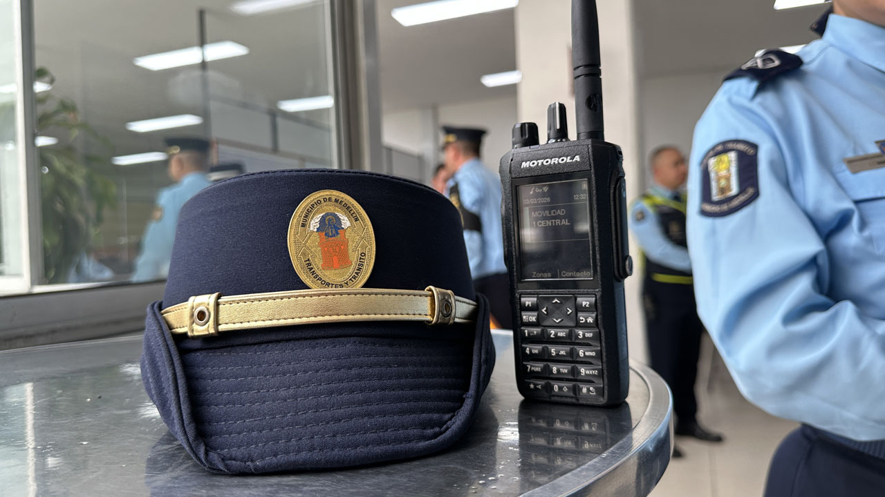 FOTO 23 Catalina Mejía agente de tránsito