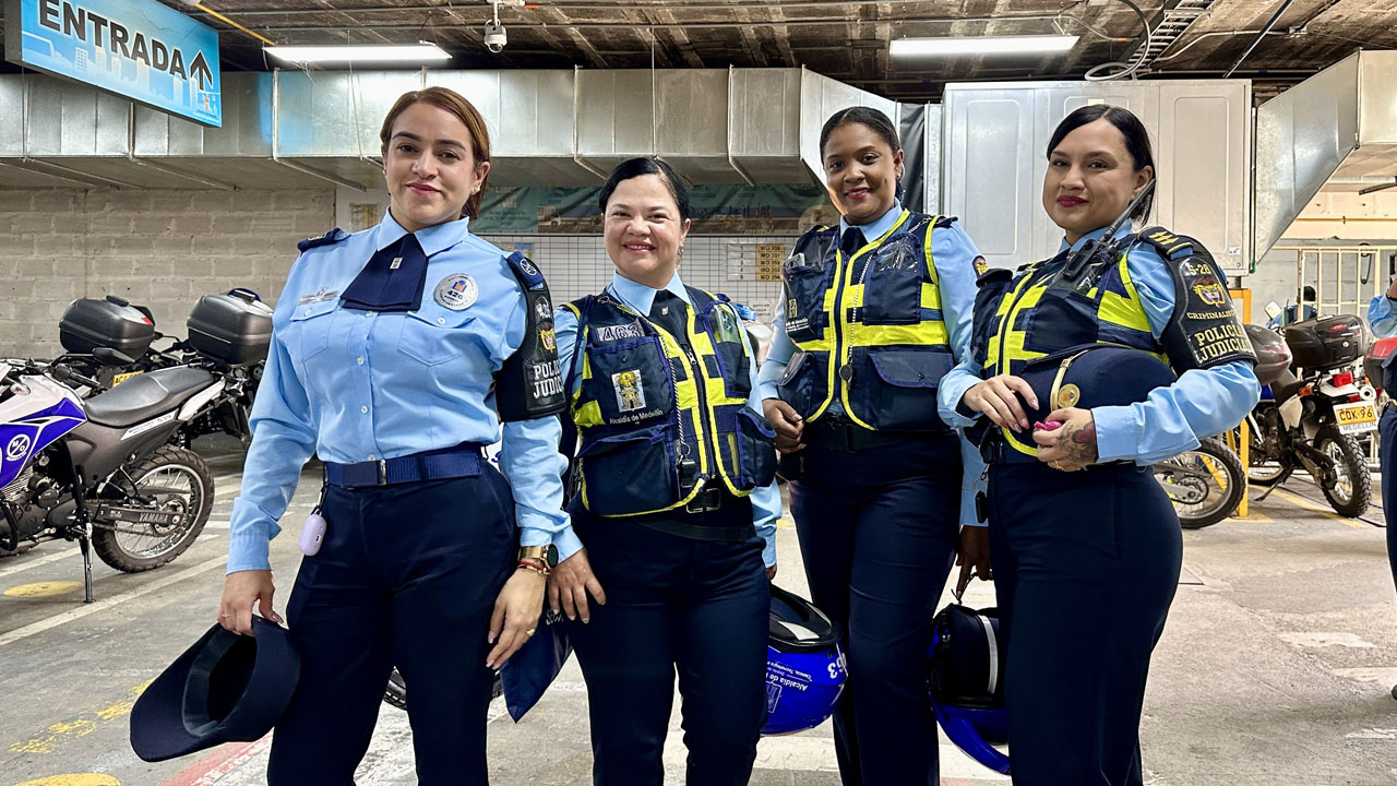 FOTO 24 Catalina Mejía agente de tránsito