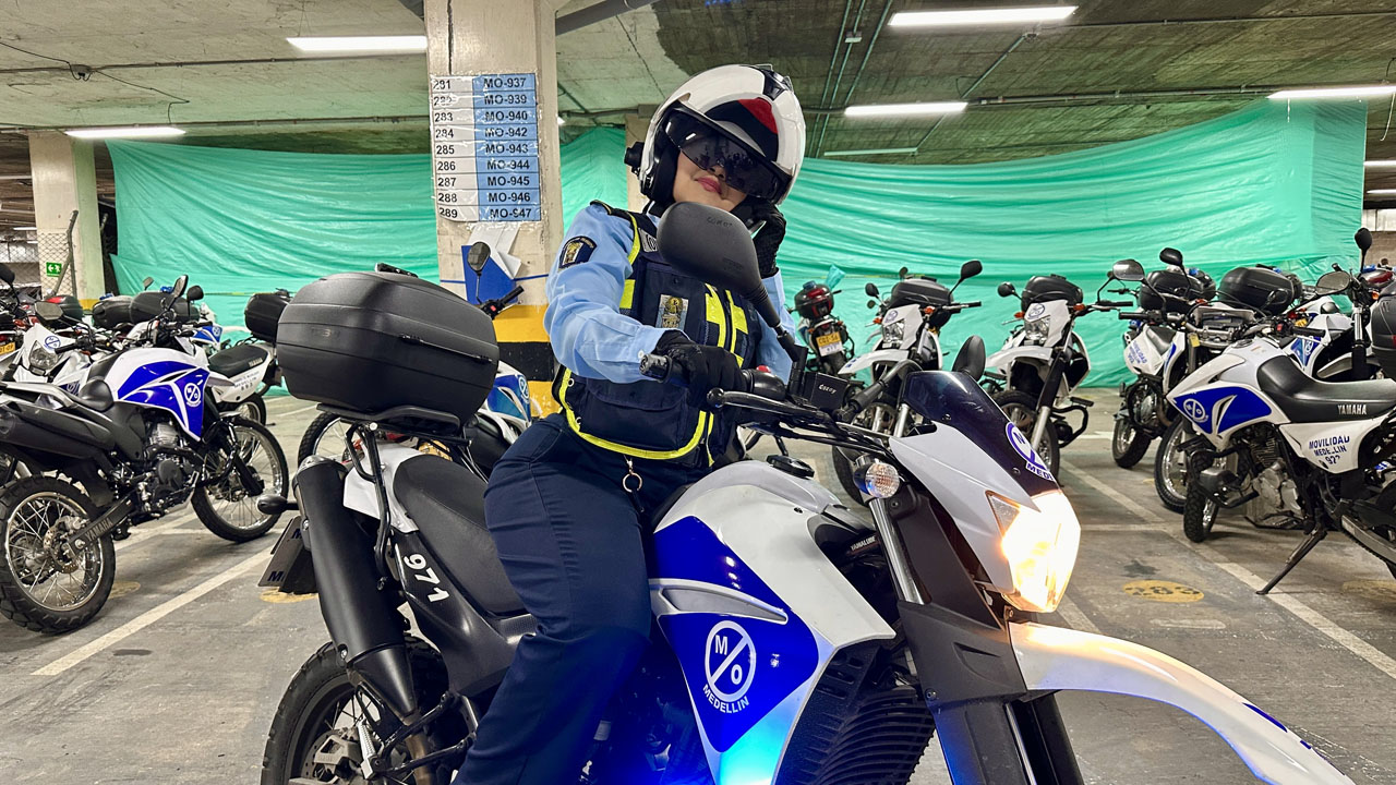 FOTO 3 Catalina Mejía agente de tránsito