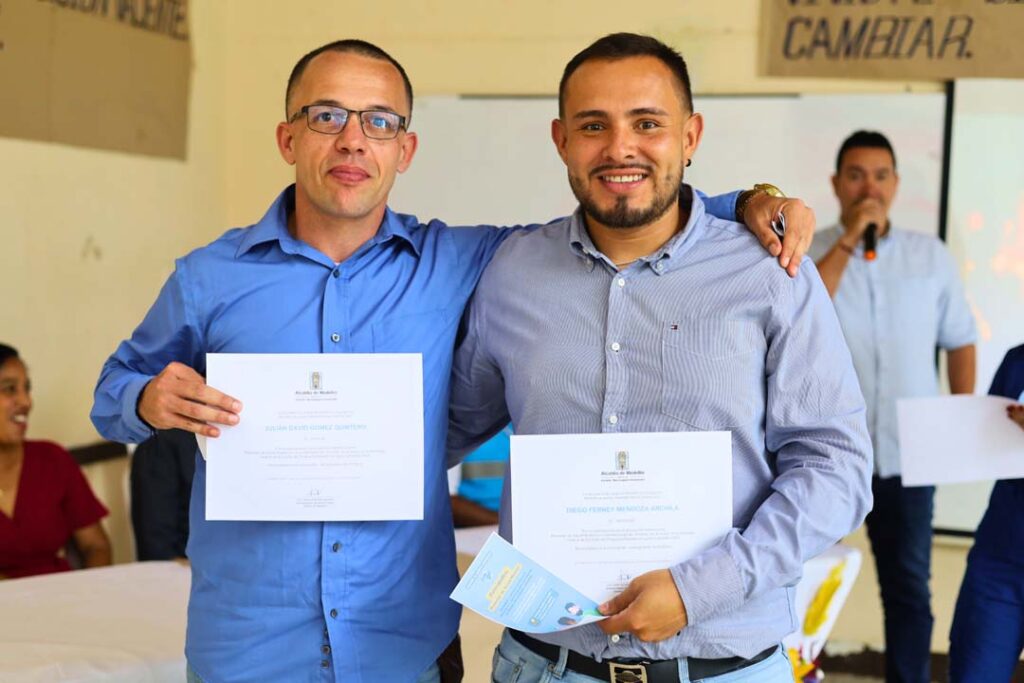 Diego y compañero con sus diplomas Imagen de habitantes de calle a educadores 4