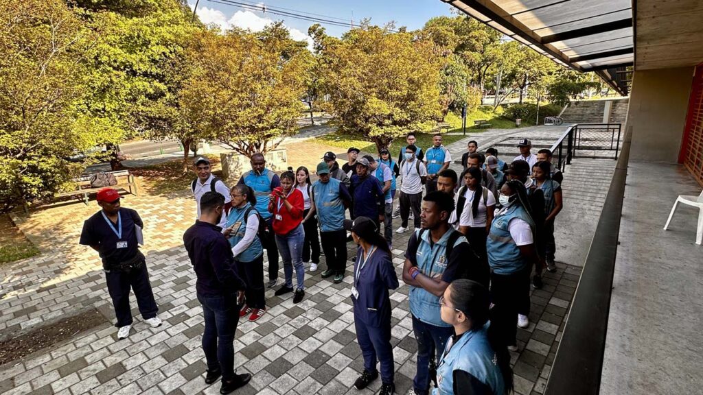 Educadores del distrito reunidos Imagen De habitantes de calle a educadores 6
