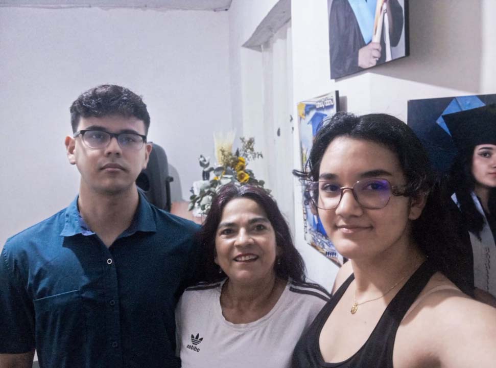 Imagen La Sapiencia de la “Tata FotoAbuela, hijo y nieta