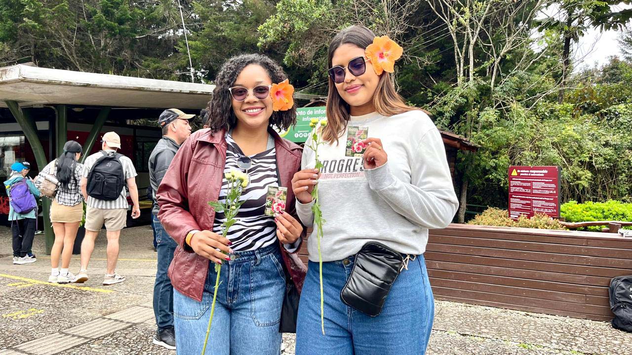 Imagen Silleteras de Santa Elena compartieron flores en el Parque Arví (1)