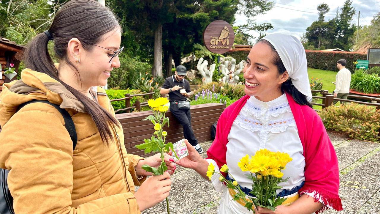 Imagen Silleteras de Santa Elena compartieron flores en el Parque Arví (1)