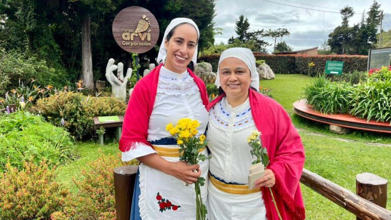 Imagen Silleteras de Santa Elena compartieron flores en el Parque Arví (1)