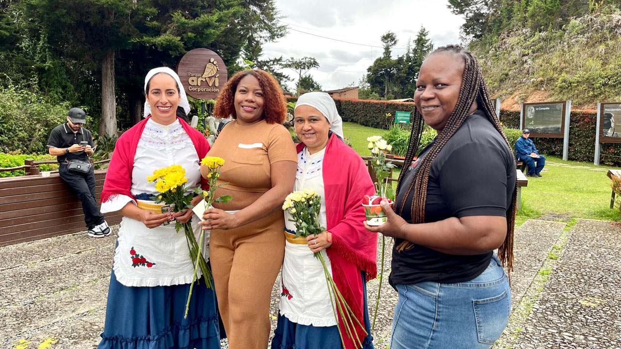 Imagen Silleteras de Santa Elena compartieron flores en el Parque Arví (1)