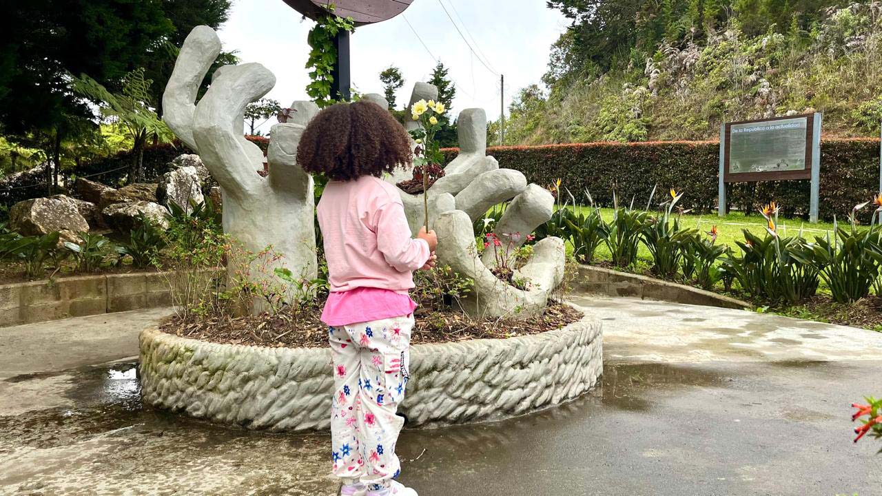 Imagen Silleteras de Santa Elena compartieron flores en el Parque Arví (1)