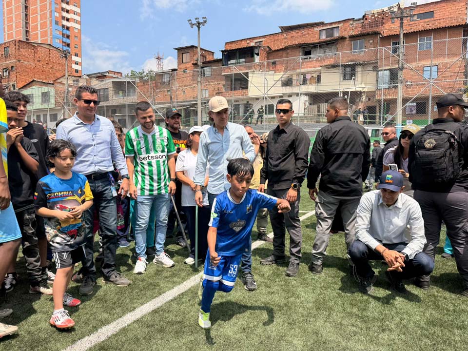 Imagen Una cancha en Medellín, que vio crecer al barrio foto 1