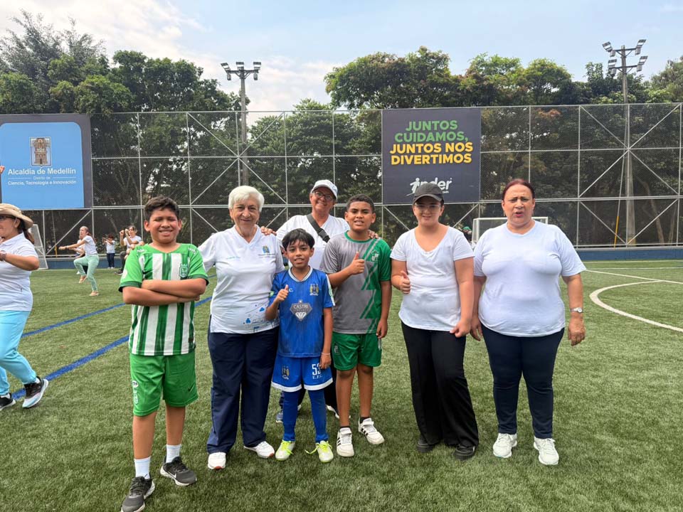 Imagen Una cancha en Medellín, que vio crecer al barrio foto Emanuel