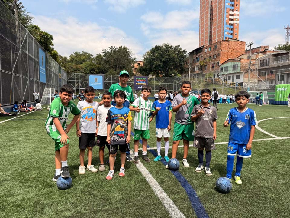Imagen Una cancha en Medellín, que vio crecer al barrio foto Emanuel