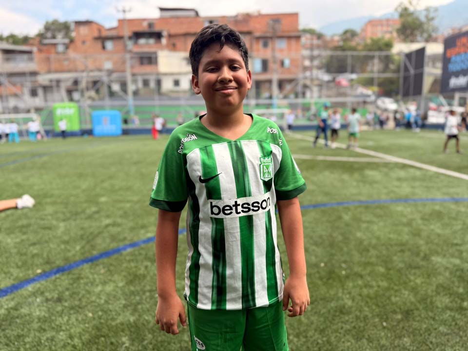 Imagen Una cancha en Medellín, que vio crecer al barrio foto Emanuel