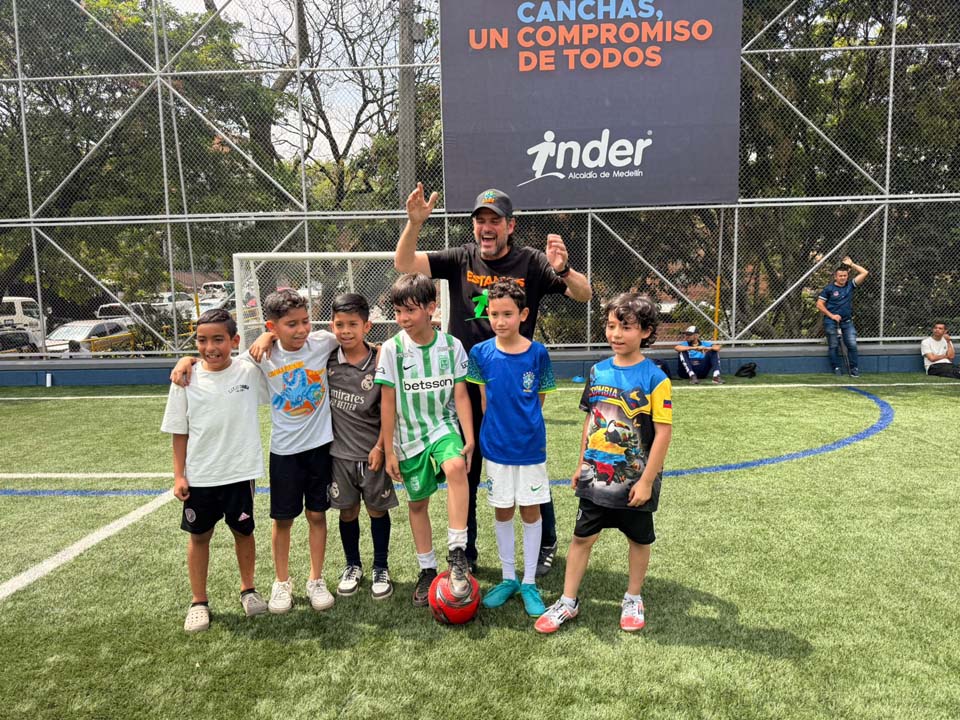 Imagen Una cancha en Medellín, que vio crecer al barrio foto Emanuel