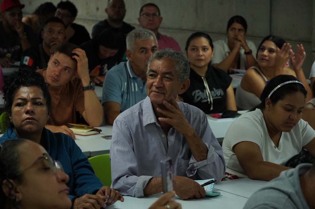 Imagen Venteros informales y bares de la comuna 13 recibieron formación en prácticas sostenibles (6)