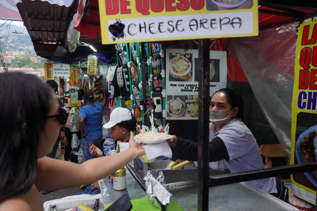 Imagen Venteros informales y bares de la comuna 13 recibieron formación en prácticas sostenibles (6)