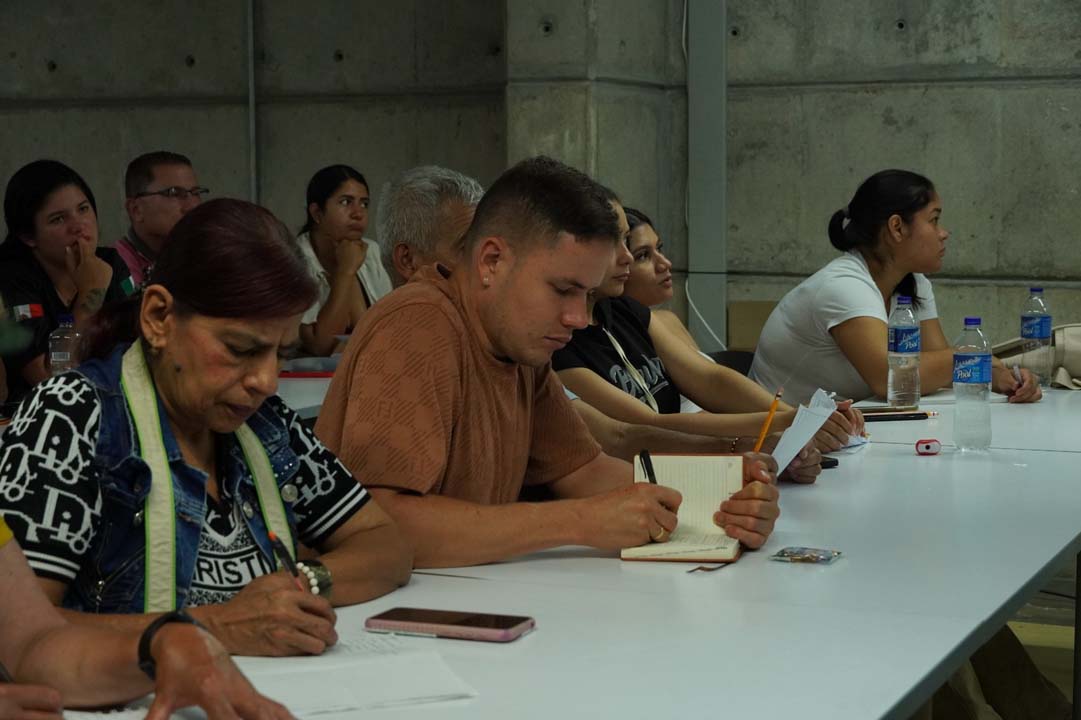 Imagen Venteros informales y bares de la comuna 13 recibieron formación en prácticas sostenibles (6)