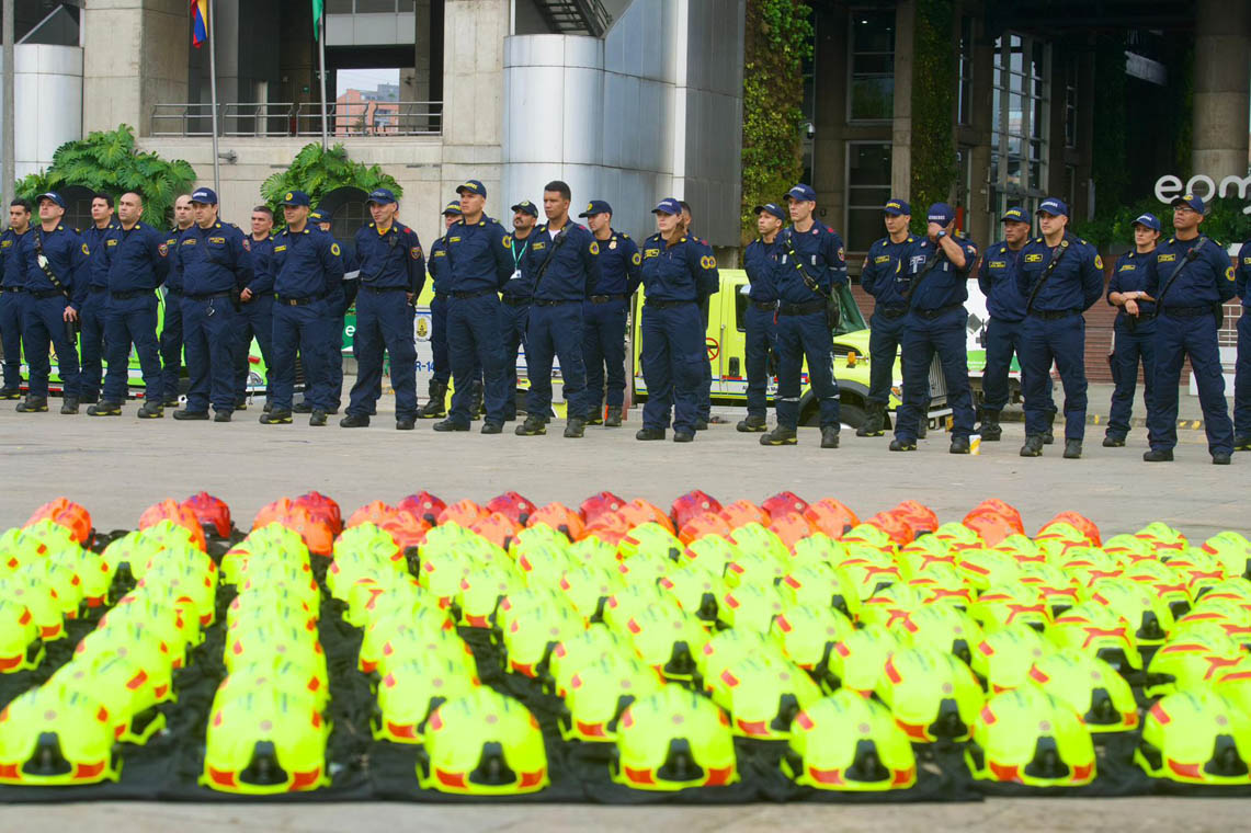 Imagen de Bomberos de Medellín con nueva dotación