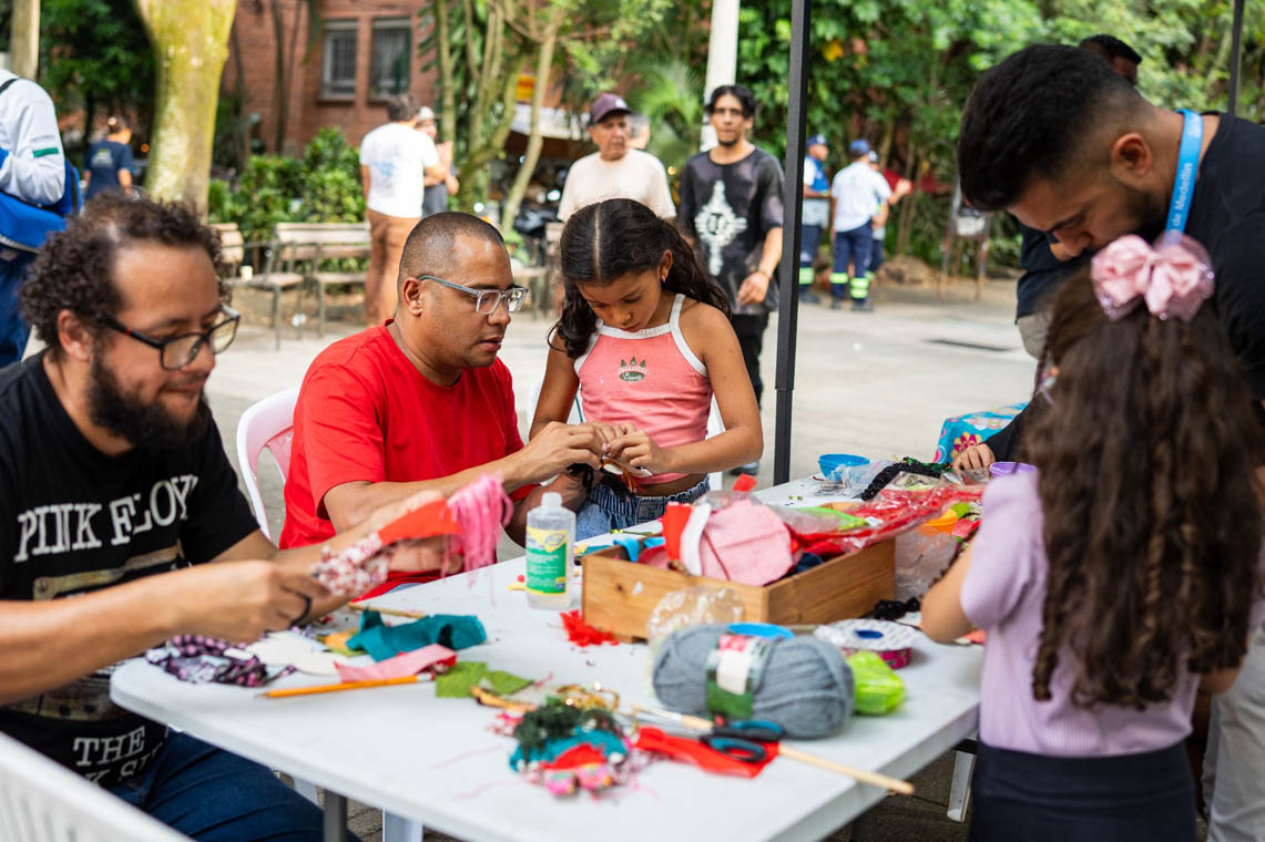 Imagen de adultos y niños haciendo manualidades