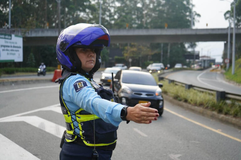 Imagen de agente de tránsito apoyando la movilidad