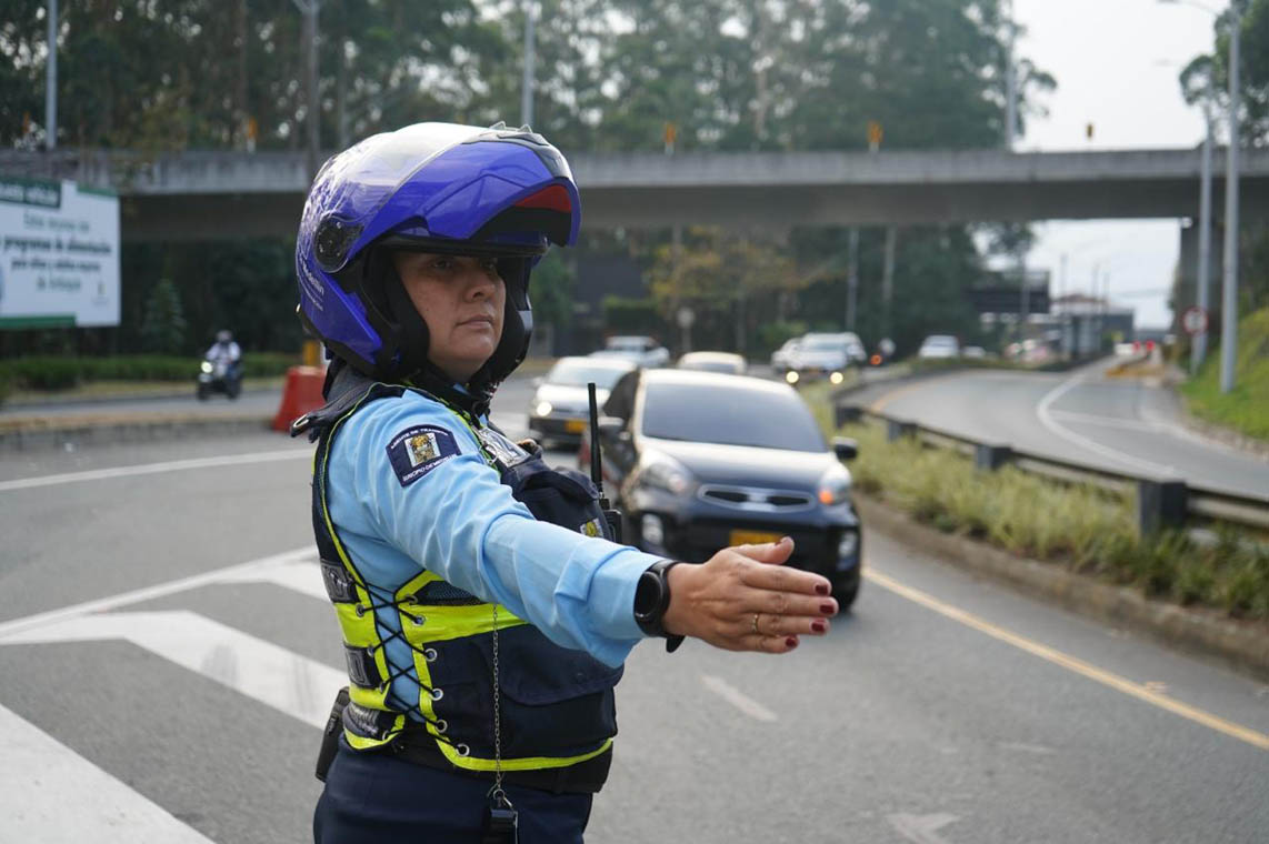 Imagen de agente de tránsito apoyando la movilidad