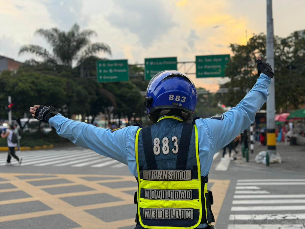 Imagen de agente de tránsito apoyando la movilidad