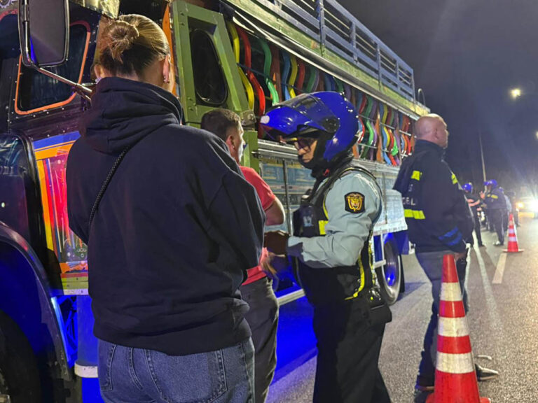 Imagen de agente de tránsito haciendo control a chiva