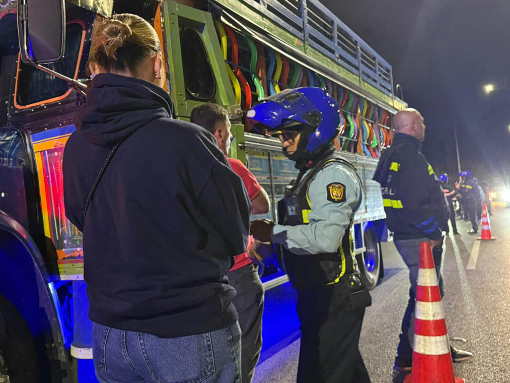Imagen de agente de tránsito haciendo control a chiva