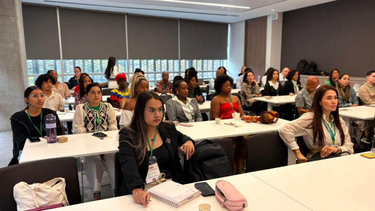 Imagen de capacitación a grupo de emprendedoras étnicas