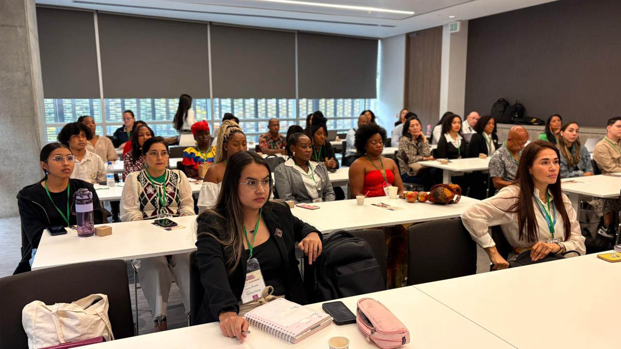 Imagen de capacitación a grupo de emprendedoras étnicas