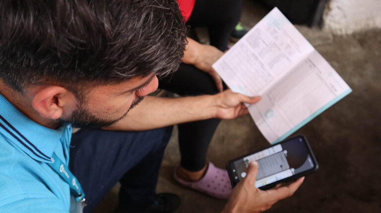 Imagen de ciudadano revisando una app en celular