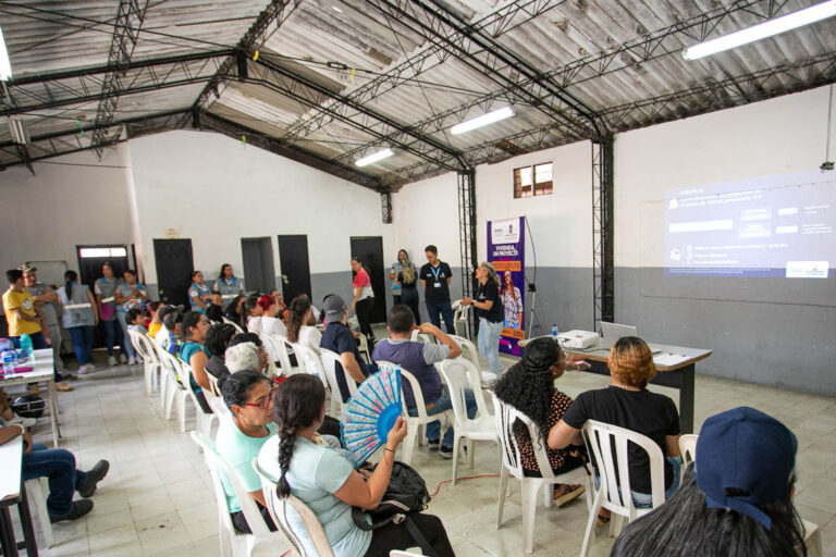 Imagen de ciudadanos que reciben información sobre proyectos de vivienda