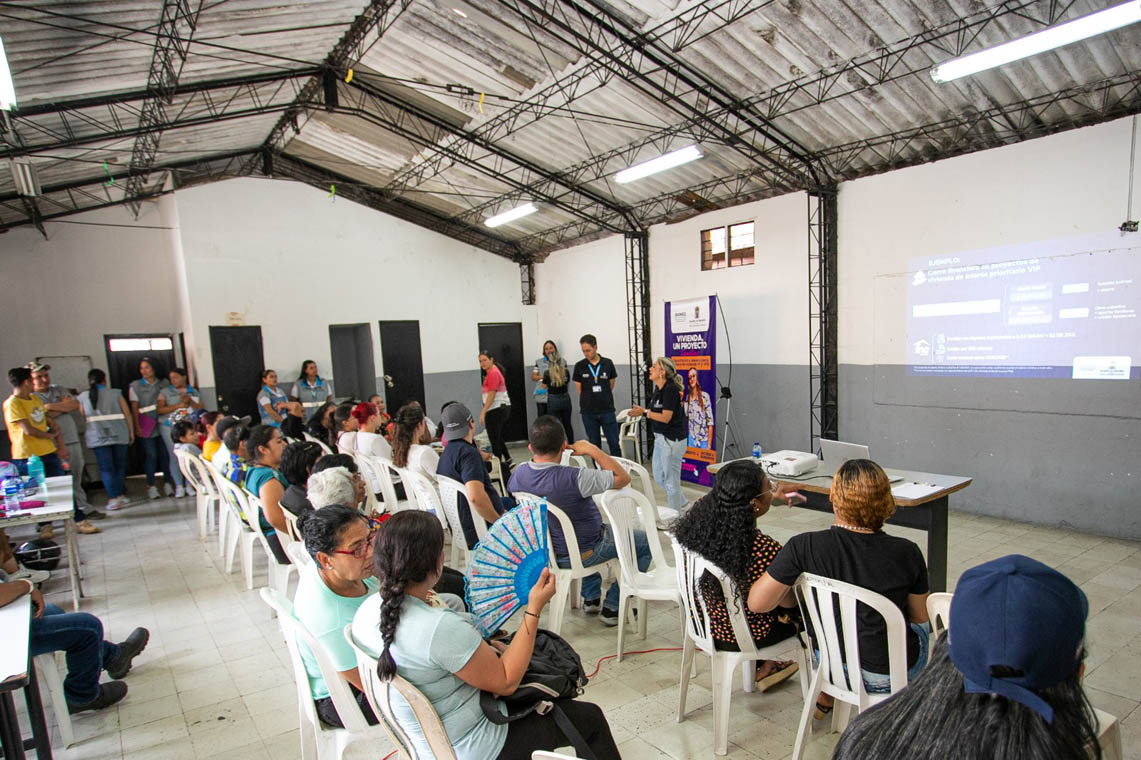 Imagen de ciudadanos que reciben información sobre proyectos de vivienda