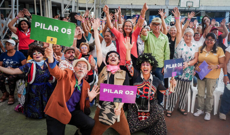 Imagen de comparsa con ciudadanos sonrientes