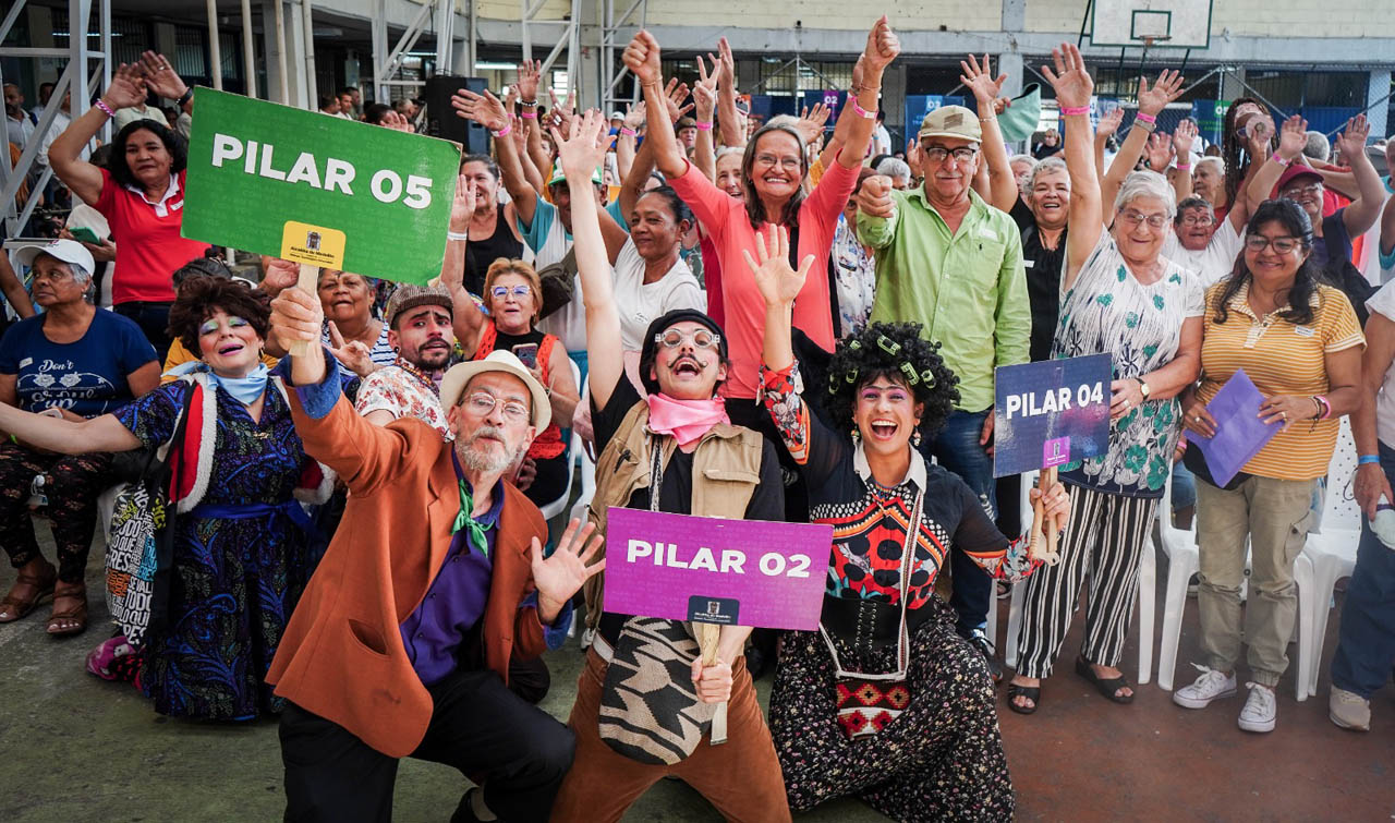 Imagen de comparsa con ciudadanos sonrientes