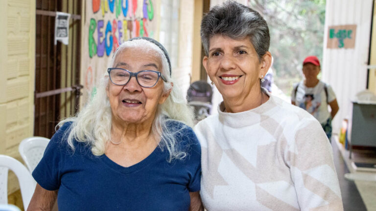Imagen de dos adultas mayores sonrientes