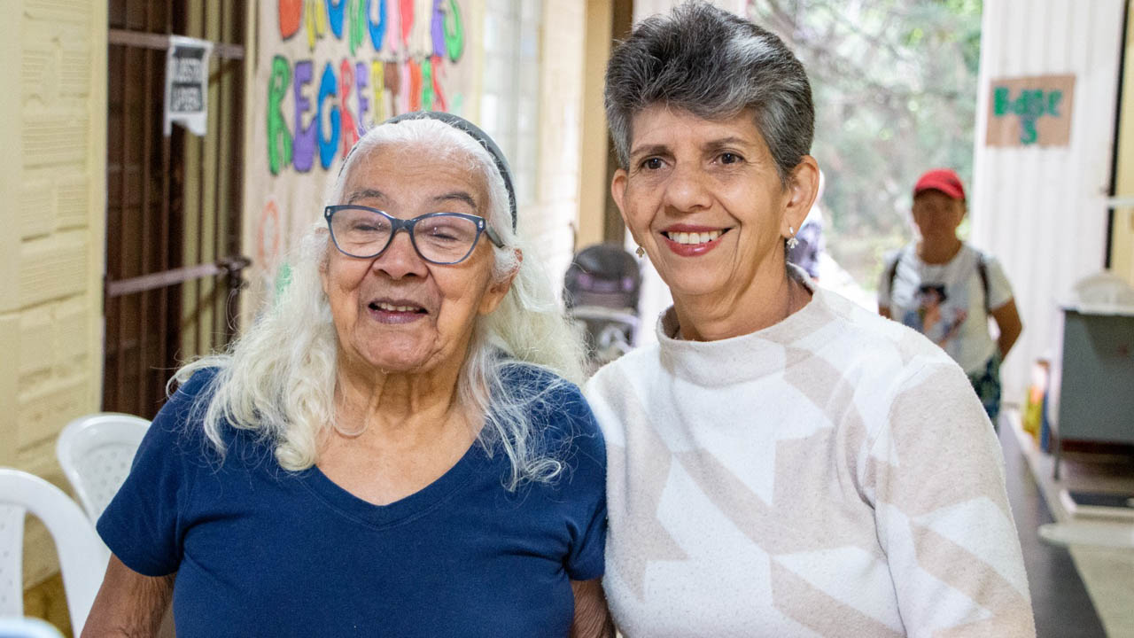 Imagen de dos adultas mayores sonrientes