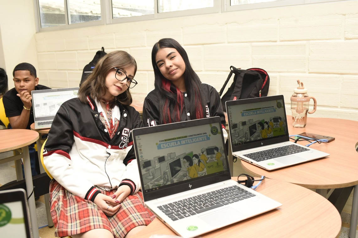 Imagen de dos jovencitas estudiantes con computadores
