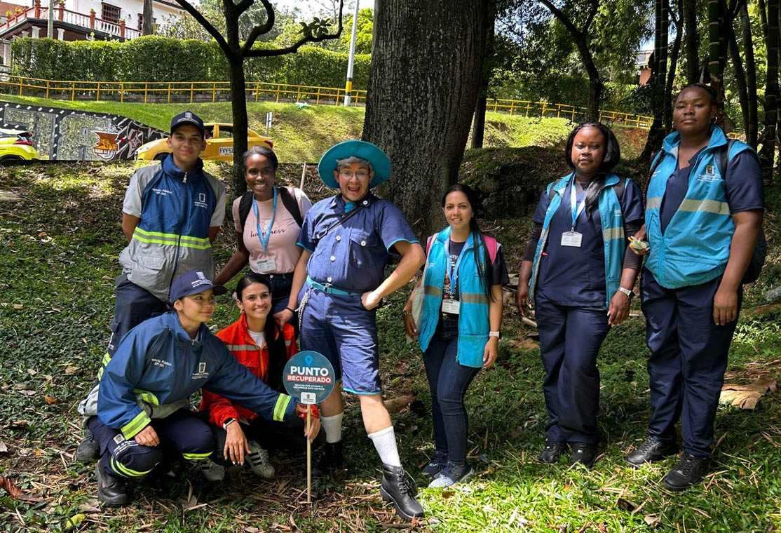 Imagen de equipo que limpia sitios críticos de asentamientos de habitantes de calle