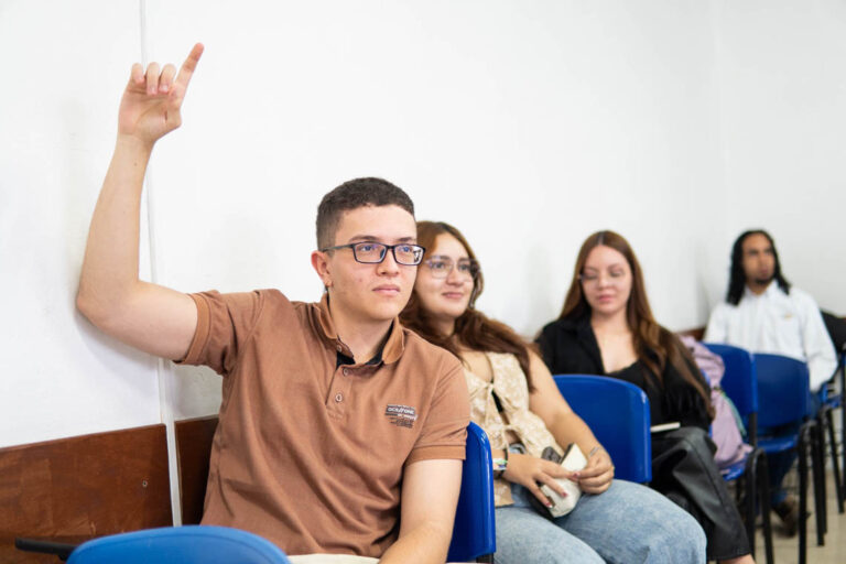 Imagen de estudiante levantando la mano