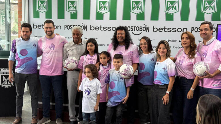 Imagen de exjugadores y ciudadanos en presentación de balón púrpura