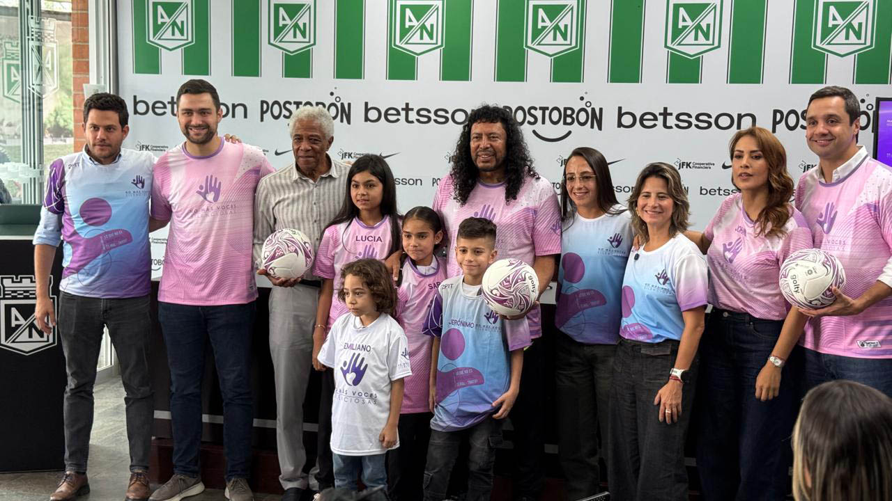Imagen de exjugadores y ciudadanos en presentación de balón púrpura