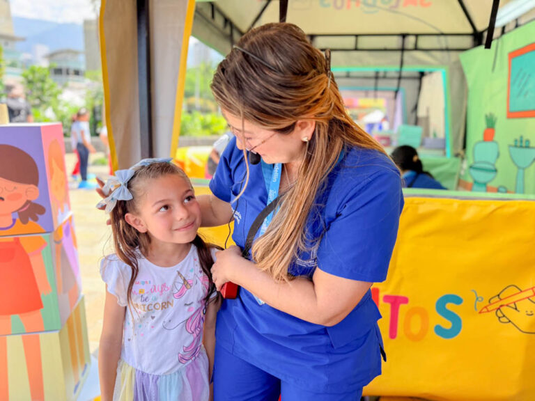 Imagen de funcionaria con una menor