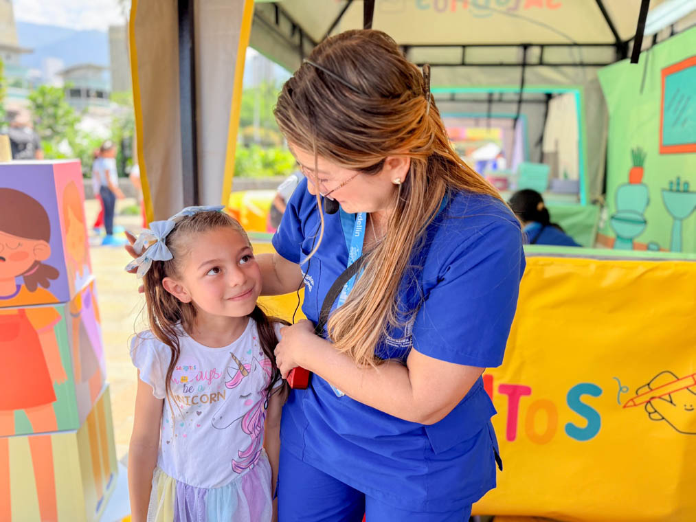 Imagen de funcionaria con una menor