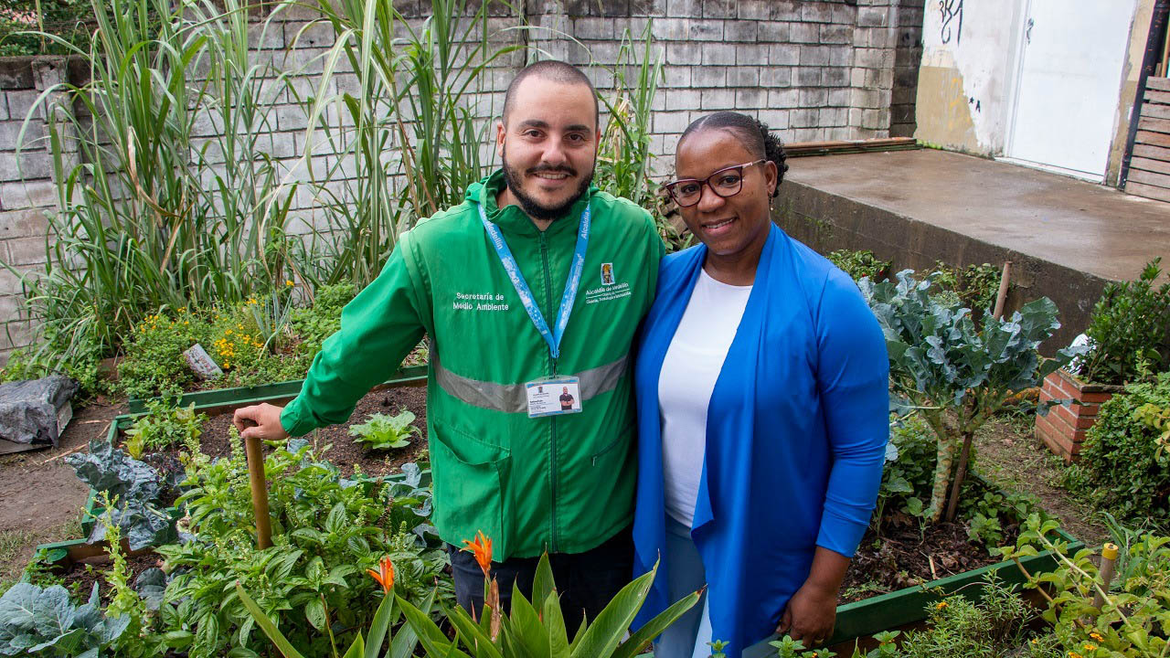 Imagen de funcionario con propietaria de huerta casera