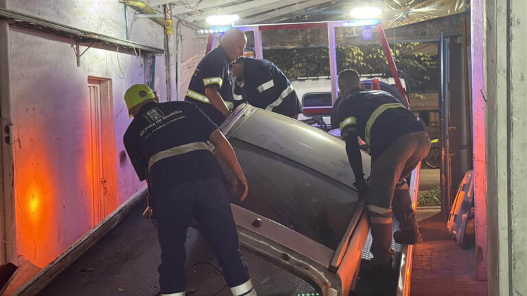 Imagen de funcionarios cargando piezas de automotor