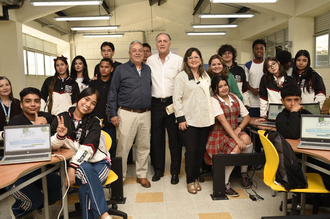 Imagen de gerente de EPM entregando computadores a jóvenes estudiantes de colegio